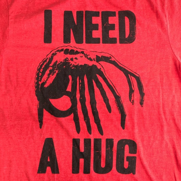 I NEED A HUG T-SHIRT (M) - Picture 2 of 3